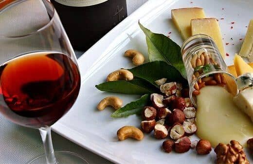 El vino de Oporto es muy versátil y sus diferentes estilos se pueden armonizar con una diversidad de comidas y en distintas ocasiones. Descubra...