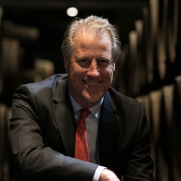 Adrian Bridge nasceu num belo ano para o vinho do Porto Vintage (1963) e foi educado na The Oratory School, em Berkshire. Em 1983, frequentou a Royal Military Academy Sandhurst, onde ganhou a...